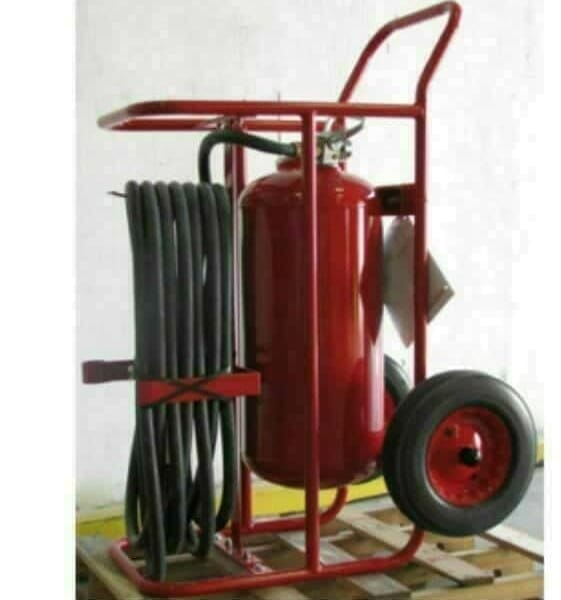490 – Extintor de incendios con ruedas Purple K de 125 lb